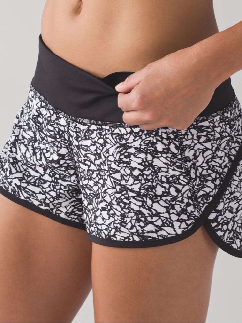 Lululemon Speed Up Shorts (2 1/2") in Ice Breaker print, Built-in Briefs Size 4
